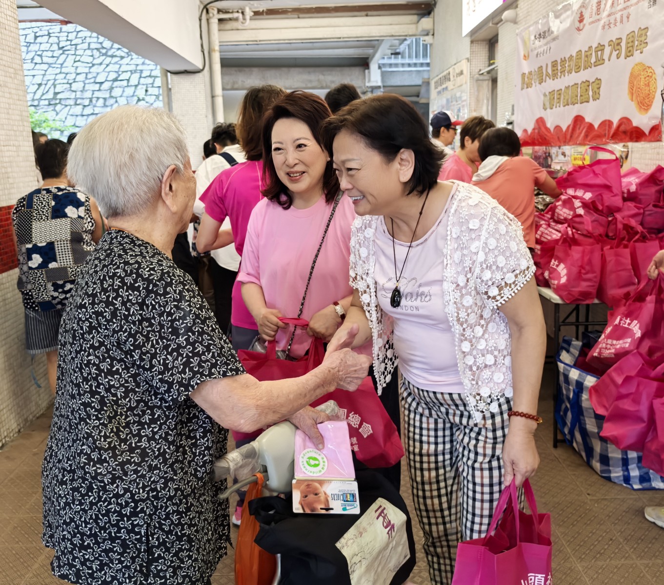 5 高佩璇會長（右一）和章曼琪主任（右二）向黃大仙長者送上愛心福袋